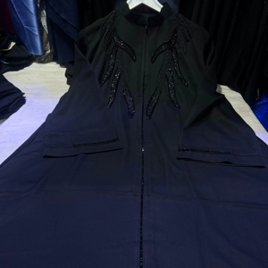 Abaya noire élégante et stylée, brodée à la main, pour femmes, vêtements islamiques modestes - Product Image 1