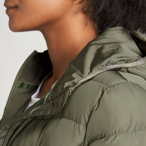 Dernière conception, veste d'hiver matelassée pour femme, couleur gris uni, logo personnalisé, tissu respirant, fermeture éclair intégrale, rembourrage 100 % polyester, col montant - Product Image 5