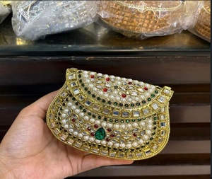 คลัทช์สำหรับเจ้าสาว Kundan ชุบทองทองเหลืองสีแดงแบบดั้งเดิมพร้อมงานกระจกและประดับพลอยเทียมโดยของนานาชาติ - Product Image 2