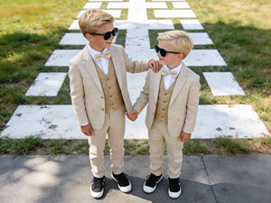 Ensemble de costume 3 pièces beige pour garçons avec gilet et nœud papillon |   Ensemble Blazer et Pantalon Formel pour Enfants pour Mariage et Fêtes |   Tenue de cérémonie pour porte-parure - Product Image 1