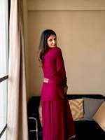 Ensemble prêt-à-porter entièrement cousu en soie Vichitra avec broderie de fils Zari et sequins, comprenant un haut, un pantalon Plazzo et une dupatta.
