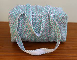 Sac de voyage matelassé fait main 2026 pour femme, en coton rembourré, motif floral, sac à bandoulière de luxe réutilisable pour la nuit, idéal pour les mariages - Product Image 1