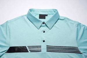 เสื้อโปโลแขนสั้นสีฟ้าอ่อนสำหรับผู้ชาย ลายทางสีดำ - Product Image 4