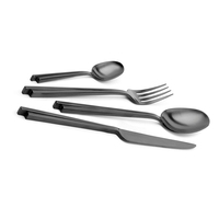 Ensemble de couverts de style premium en acier inoxydable avec cuillères, fourchettes et couteaux pour les repas quotidiens, les fêtes et l'usage courant