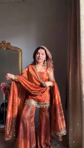 เสื้อท่อนบนผ้าไหมสีชมพูอมน้ำตาลปักลายกระจกเงา พร้อมกางเกงชาราร่าทรงพลัซโซและผ้าคลุมไหล่ - Product Image 4