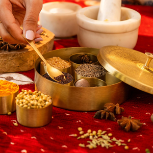 Chutki - Caja de Especias de Latón Hecha a Mano con Cuchara, Recipientes para Especias, Organizador de Almacenamiento de Especias para Cocina, Masala Dabba Tradicional - Product Image 5