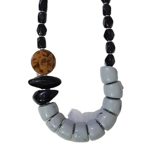 สร้อยคอประดับลูกปัดเรซิ่นจากซัพพลายเออร์สำหรับงานแต่งงาน งานหมั้น และงานปาร์ตี้ - ดีไซน์ทันสมัย ราคาขายส่งจากอินเดีย - Product Image 1