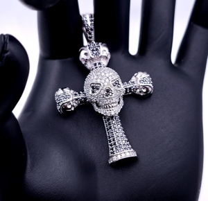 Collier pendentif croix tête de mort couleur argent avec strass incrustés, bijou tendance pour le streetwear - Product Image 5