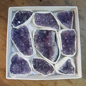 Nouvelle magnifique boîte de grappes d'améthyste de qualité supérieure en gros, provenant d'Artigas, Uruguay, pour la décoration de la maison et du bureau - Product Image 1