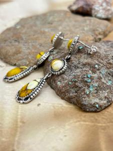 Anillo de compromiso estilo Art Deco con corte esmeralda y trilogía de diamantes de 1+ quilates con baguettes cónicas en oro amarillo, blanco, rosa y platino de 18 quilates - Product Image 3