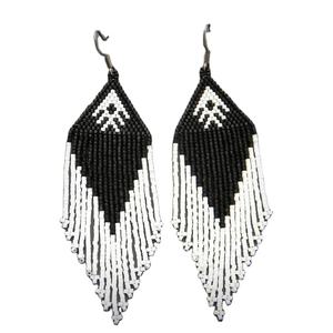 ต่างหูแบบลูกปัดปักด้วยมือสไตล์โบฮีเมียนทันสมัยขายดีต่างหูทำมือสีขาวดำ - Product Image 1