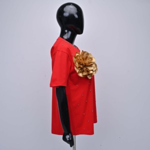 T-shirt en jersey rouge pour femme, col rond, manches courtes, avec logo en strass et embellissement floral doré, idéal pour l'été et les activités en extérieur - Product Image 4