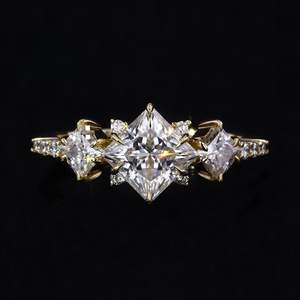 Anillo de compromiso de tres piedras con moissanita, oro rosa, estilo Art Deco, conjunto de 6 garras, RITZIN Bridal - Product Image 1