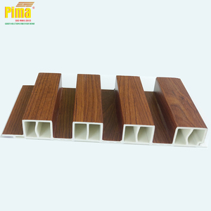 Panneaux muraux intérieurs durables en WPC avec aspect placage bois naturel et cœur en charbon de bois - Product Image 1