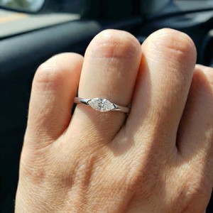 Anillo Solitario de Moissanita con Corte Marquesa East West, Anillo de Compromiso Moderno Minimalista con Media Engaste, Plata 925 - Product Image 1