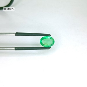 Piedra suelta de esmeralda zambiana de grado 3A, corte ovalado, 1.24 ct, gema verde natural, 9.10x6.90x3.40 mm, ideal para joyería personalizada. - Product Image 1