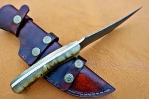 Couteau de chasse artisanal en acier Damas de qualité industrielle avec manche en corne de bélier et étui en cuir pour le camping en plein air - Product Image 6