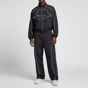Conjunto de chándal cortavientos personalizado de nailon con cremallera para hombre y pantalones cortavientos para entrenamiento. - Product Image 4