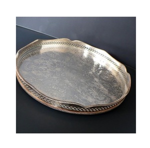 Bandeja de Servir Ovalada Plateada Estilo Sheffield Vintage, Plato Grabado Floral Victoriano Antiguo con Diseño Perforado para Pared - Product Image 1