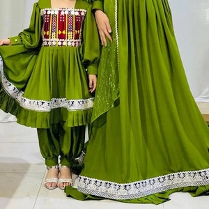 Ensemble de robe vintage Gulbahar en mousseline brodée de style tribal Balochi, manches longues, plusieurs couleurs, style pakistanais, travail artisanal avec des miroirs - Product Image 3