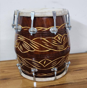 Tambour en bois peint à la main avec des motifs traditionnels vibrants, fixé par une lanière en corde robuste, disponible à prix de gros. - Product Image 3