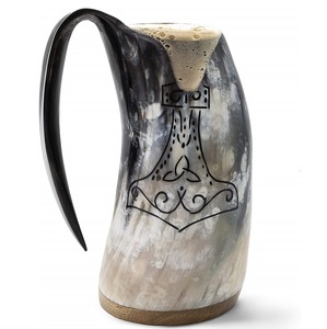 Verre à bière artisanal authentique en corne naturelle polie, personnalisable, motif feuille minimaliste de 15 cm, idéal pour les fêtes - Product Image 4