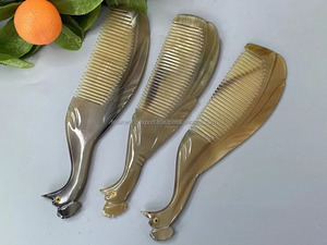 Peigne à cheveux en corne de buffle naturelle artisanale de luxe, motif d'écailles de dragon, peigne antistatique personnalisé, outil pour femmes par FWE - Product Image 5