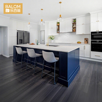 Meubles de cuisine modernes sur mesure BALOM de style Hamptons, bleu marine bicolore, avec îlot central