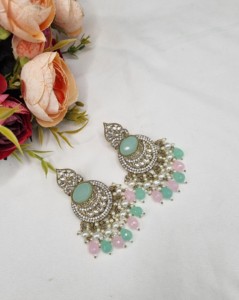 Elegantes pendientes colgantes con cuentas de perlas Chandbali y piedra de corte ovalado para mujer, joyería étnica artificial, para festivales y fiestas, venta al por mayor. - Product Image 1