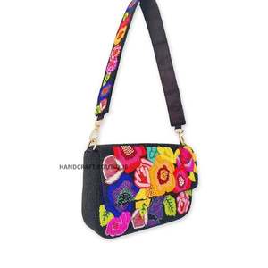Sac à main décontracté indien fait main de luxe avec accessoires de mode en cristal, poignée perlée multicolore et style local durable - Product Image 5