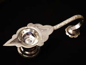 Sigma Exports Lámpara de Aceite Diya Redonda de Plata 925, 30.40g, Hecha a Mano, para Puja, 12.5cm, Decoración Tradicional India para el Hogar y el Templo - Product Image 2