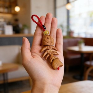 Breloque en bois de pêche sculptée à la main en forme d'arête de poisson, porte-clés articulé en bois, accessoire de sac bohème, cadeau en bois naturel sculpté - Product Image 3