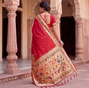 Sari en soie Banarasi SHEELA de Pryosha Enterprise, longueur au sol, séchage rapide, imprimé floral, pallu, robe traditionnelle indienne pour mariage - Product Image 2