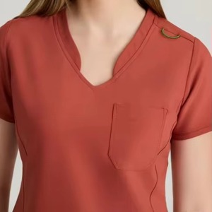 เสื้อสครับคอวีสำหรับผู้หญิง สีแดงเลือดหมู ผ้าเจอร์ซีย์คอตตอน 100% เสื้อคลุมยูนิฟอร์มโรงพยาบาล มีกระเป๋าและช่องตรวจจับเข็ม สำหรับบุคลากรทางการแพทย์ - Product Image 3