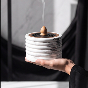 Brûleur d'encens élégant en résine blanche côtelée avec veines noires, doté d'un cœur et d'un bouton en bois torsadé, et d'un couvercle métallique pour cônes aromatiques - Product Image 5