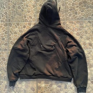 เสื้อฮู้ดดี้โอเวอร์ไซส์สำหรับผู้ชายสไตล์สตรีทแวร์ ตกแต่งหมุดโลหะ แนวพังก์ กอธิค ทรงหลวม ไหล่ตก สไตล์เทคแวร์ - Product Image 4