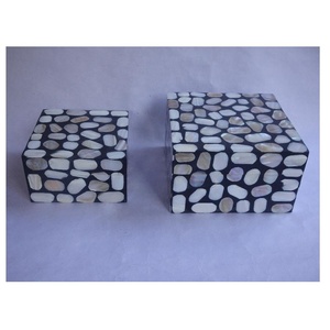 Nouveauté : Boîte à bijoux moderne à motifs floraux, faite à la main, avec incrustation de nacre, pour rangement décoratif et cadeau - Product Image 1