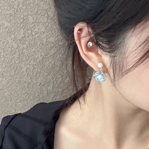 Boucles d'oreilles tendance et élégantes en camélia, perles d'eau douce, pendentifs avec un joli pompon, boucles d'oreilles en alliage cool - Product Image 3