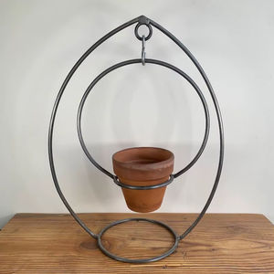 Support de pot de fleurs décoratif en fer, ajoutant un intérêt visuel, de la hauteur et de l'élégance aux présentoirs de plantes d'intérieur et d'extérieur - Product Image 1
