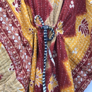 ชุดคลุมอาบน้ำสไตล์วินเทจ Kantha สำหรับผู้หญิง ผ้าฝ้ายคอวี ปิดด้วยเชือกผูก ระบายอากาศได้ดี เหมาะสำหรับใส่ไปชายหาดในฤดูร้อน - Product Image 3