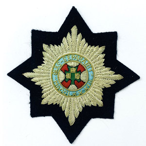 Badges brodés sur mesure de haute qualité avec des fils vibrants, des bords lisses, une construction fiable, en tissu toile - Product Image 1
