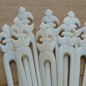 Épingle à cheveux en os sculpté de qualité supérieure |   Accessoire élégant pour chignon, artisanat naturel - Product Image 1