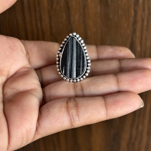 Bague en argent plaqué 925 de qualité supérieure avec tourmaline noire brute en forme de poire, pierre précieuse, cristal brut, bijou de guérison pour femme - Product Image 2