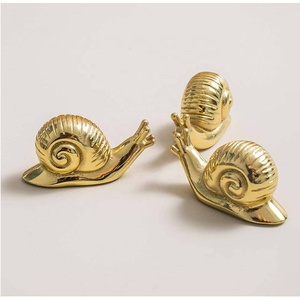 Poignées de tiroir et poignées de meuble en forme d'escargot doré de haute qualité, quincaillerie de mobilier moderne durable à prix de gros - Product Image 1