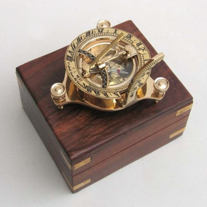 Brillante Brújula de Mesa con Diseño Fabuloso para Viajes y Aventuras al Aire Libre, con Caja de Madera y Detalles Decorativos Dorados Brillantes para Oficina - Product Image 1