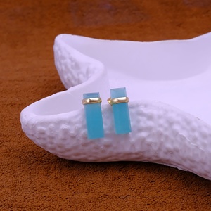 Boucles d'oreilles clous rectangulaires en laiton plaqué or avec chalcédoine aqua, faites à la main, minimalistes, géométriques, pierres précieuses - Product Image 3