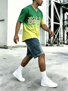 Conjunto de 2 Piezas de Ropa Urbana para Hombre: Camiseta con Cuello en V y Estampado de Letras Góticas en Degradado Verde y Amarillo y Pantalones Cortos Cargo de Mezclilla - Product Image 3