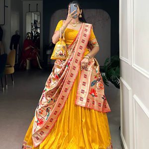Traje Tradicional Indio de Seda con Trabajo de Tejido, Lehenga Choli con Diseño Paithani y Dupatta Elegante a Bajo Precio - Product Image 1