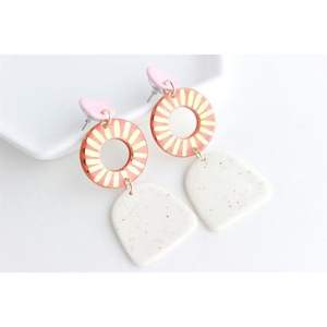 Boucles d'oreilles en résine légères, fabriquées à la main avec une qualité durable, design tendance, finition lisse pour la fabrication de bijoux fantaisie et les fournitures de perlage - Product Image 3