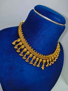 Collar choker tradicional con acabado dorado mate y diseño paisley, con cadena de eslabones con cuentas intrincadas, ideal para bodas étnicas y fiestas. - Product Image 3